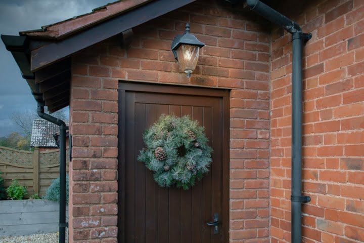 wreath-on-cottage-door Christmas cottages