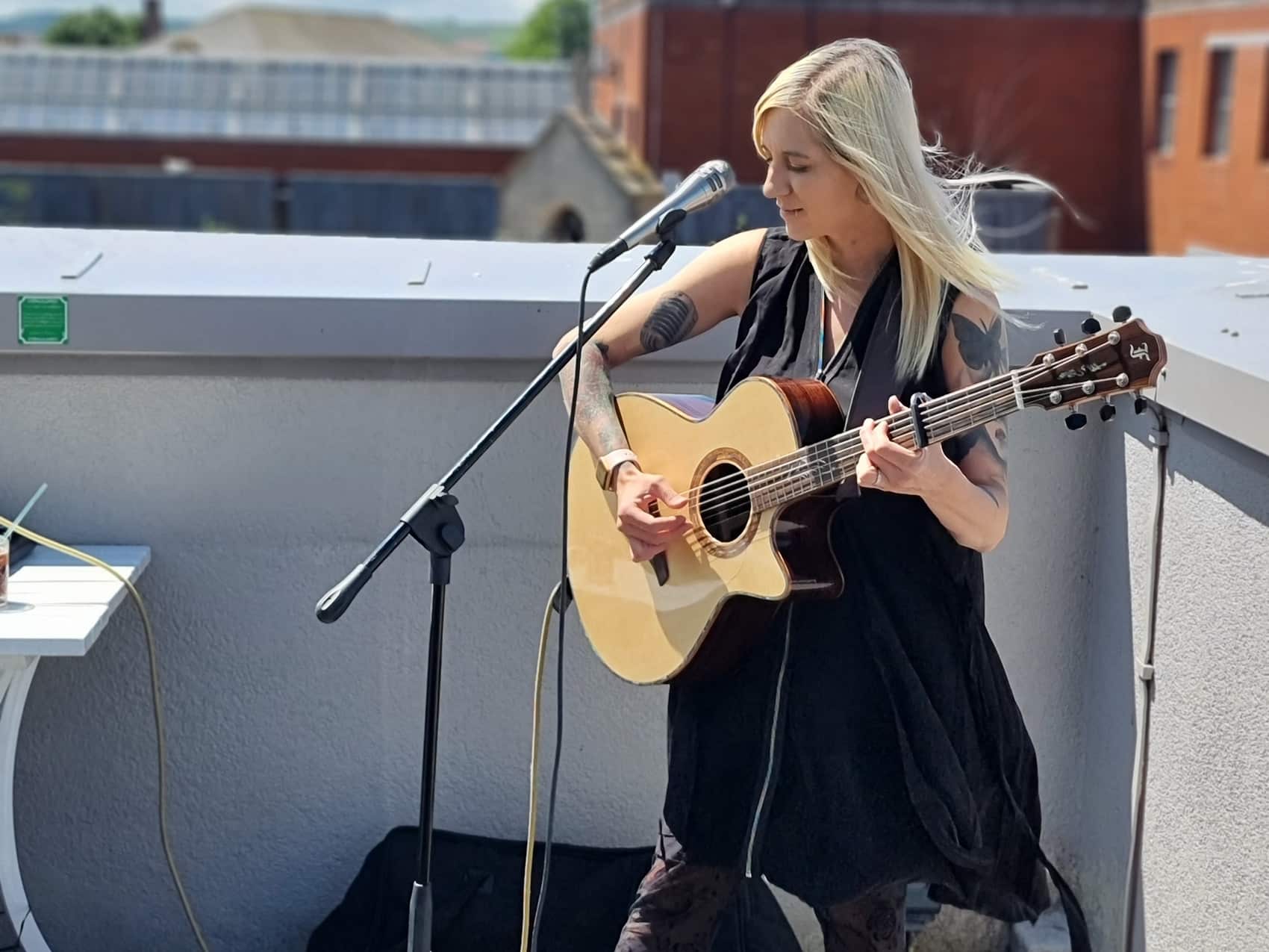 Acoustic guitarist Nikita Louise
